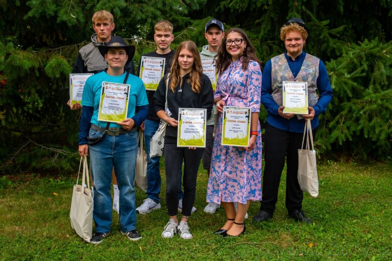 Společná fotografie oceněných studentů 2025